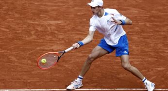 Arnaldi Battles Valiantly but Falls to Tsitsipas at Roland Garros